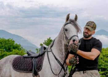 Jozi Marku “rikthehet” pas incidentit në BB: Një kalë, një mesazh dhe një reflektim