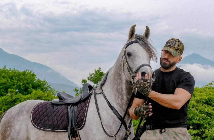 Jozi Marku “rikthehet” pas incidentit në BB: Një kalë, një mesazh dhe një reflektim
