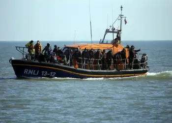 Një emigrant humb jetën në Kanalin Anglez, mbi 60 persona shpëtohen