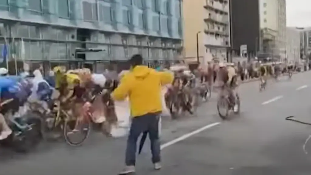 Si në Shqipëri! Një person kalon vijën e vendosur nga policia në Giro d’Italia