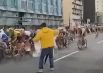 Si në Shqipëri! Një person kalon vijën e vendosur nga policia në Giro d’Italia