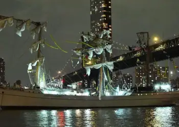 Anija e Marinës Meksikane përplaset me Urën Bruklin, humbin jetën 2 persona