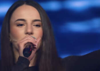 Për herë të parë, vajza e Dr. Florit ngjitet në skenë me këngën e të atit