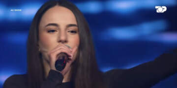 Për herë të parë, vajza e Dr. Florit ngjitet në skenë me këngën e të atit