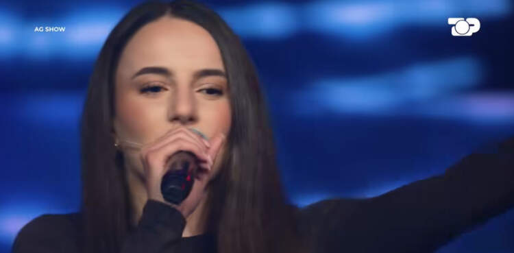 Për herë të parë, vajza e Dr. Florit ngjitet në skenë me këngën e të atit