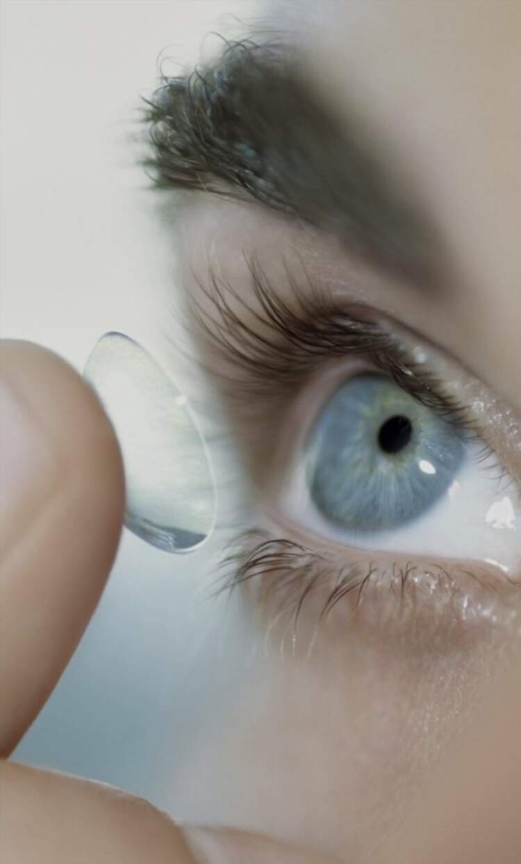 Shpikje revolucionare: Lente kontakti që lejojnë shikim në errësirë dhe me sytë mbyllur