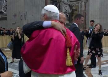 Papa Leon XIV shkel protokollin,përqafon vëllain e tij gjatë ceremonisë së përurimit