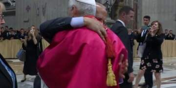 Papa Leon XIV shkel protokollin,përqafon vëllain e tij gjatë ceremonisë së përurimit