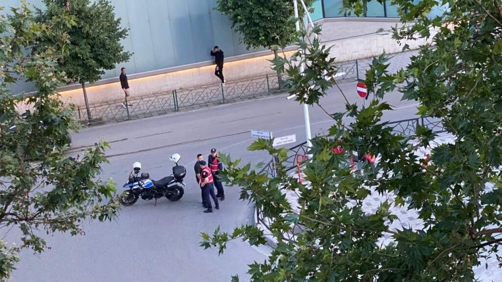 Alarm për bombë në një hotel në qendër të Tiranës, evakuohen qytetarët