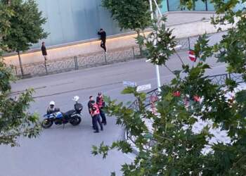 Alarm për bombë në një hotel në qendër të Tiranës, evakuohen qytetarët