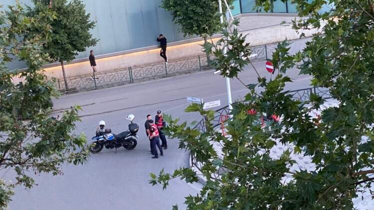 Alarm për bombë në një hotel në qendër të Tiranës, evakuohen qytetarët