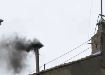 Çfarë e bën tymin në Kapelën Sistine të zi apo të bardhë?