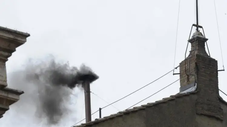 Çfarë e bën tymin në Kapelën Sistine të zi apo të bardhë?