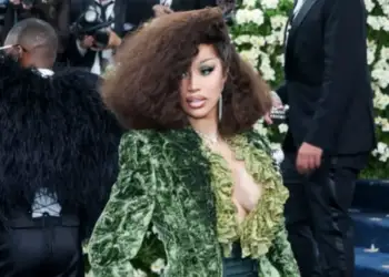 Cardi B i përgjigjet komenteve negative për paraqitjen e saj në Met: Isha e lodhur