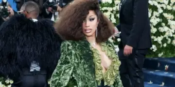 Cardi B i përgjigjet komenteve negative për paraqitjen e saj në Met: Isha e lodhur