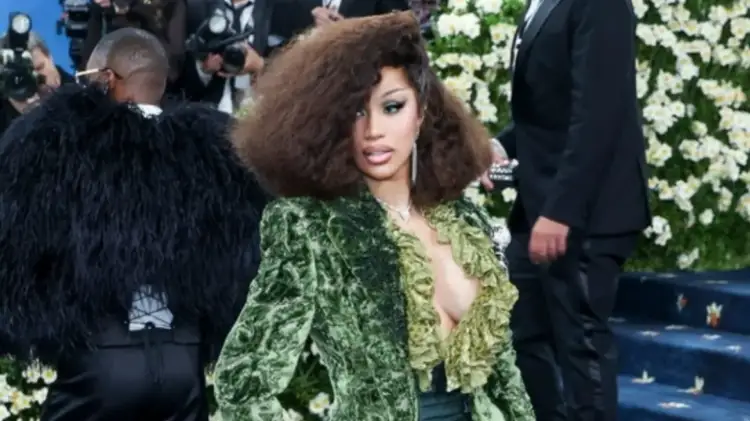 Cardi B i përgjigjet komenteve negative për paraqitjen e saj në Met: Isha e lodhur