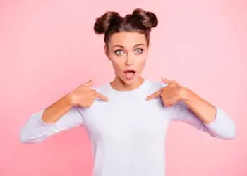 Fytyra jote nuk është simetrike!Kjo është arsyeja pse njëra anë del më bukur në foto