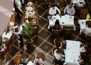 Sa kohë na takon të qëndrojmë në një tavolinë restoranti?