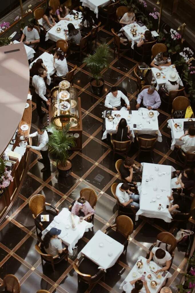 Sa kohë na takon të qëndrojmë në një tavolinë restoranti?
