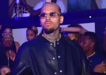 Theu shishen e tekilës mbi kokën e producentit muzikor, arrestohet Chris Brown