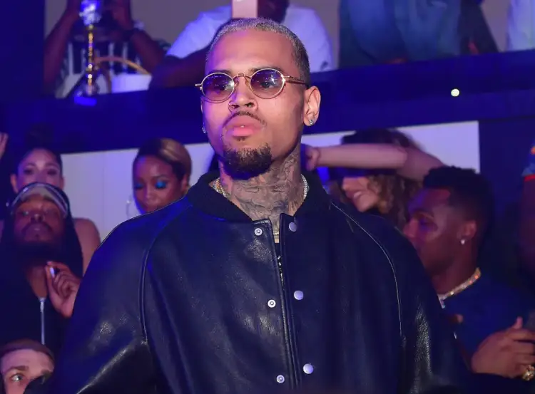 Theu shishen e tekilës mbi kokën e producentit muzikor, arrestohet Chris Brown