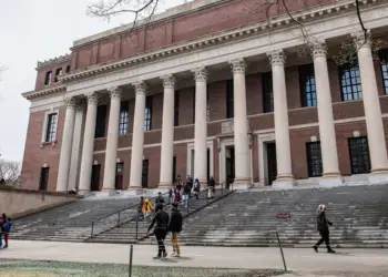 Trump i ndalon Harvardit pranimin e studentëve të huaj