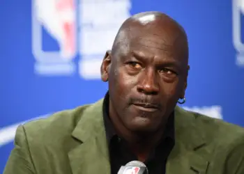 Michael Jordan kthehet në NBA, por jo si basketbollist