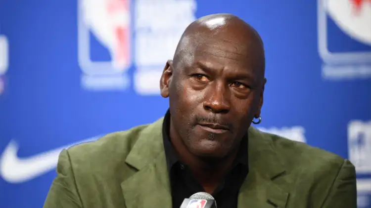 Michael Jordan kthehet në NBA, por jo si basketbollist