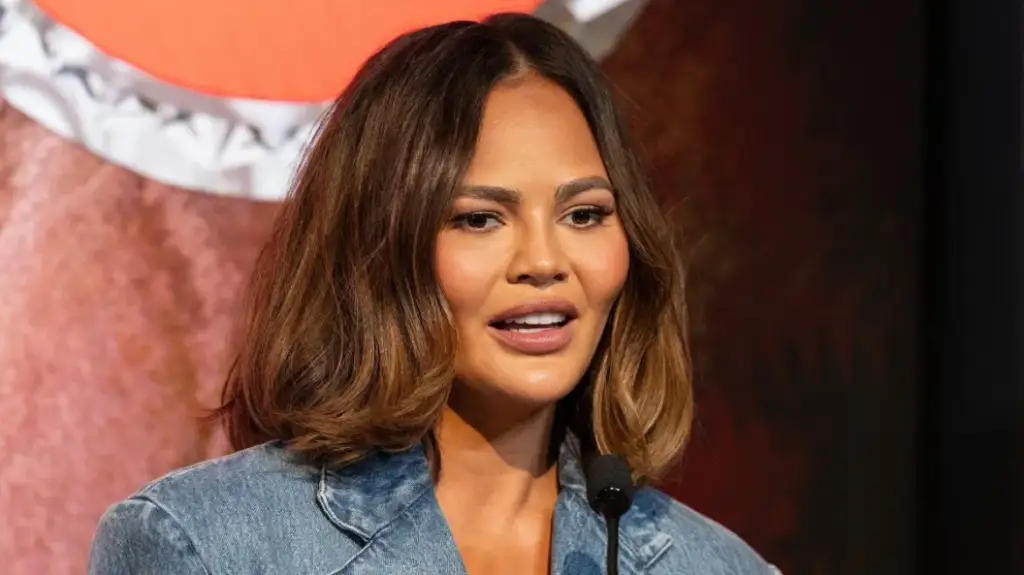 Chrissy Teigen zbulon se iu rikthye alkoolit pas betejës me detoksifikimin
