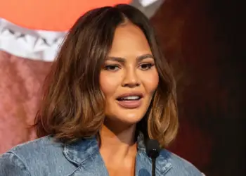 Chrissy Teigen zbulon se iu rikthye alkoolit pas betejës me detoksifikimin