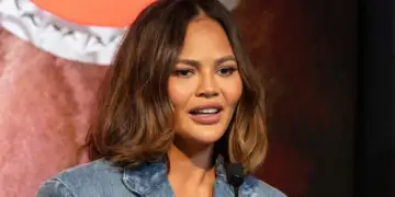 Chrissy Teigen zbulon se iu rikthye alkoolit pas betejës me detoksifikimin