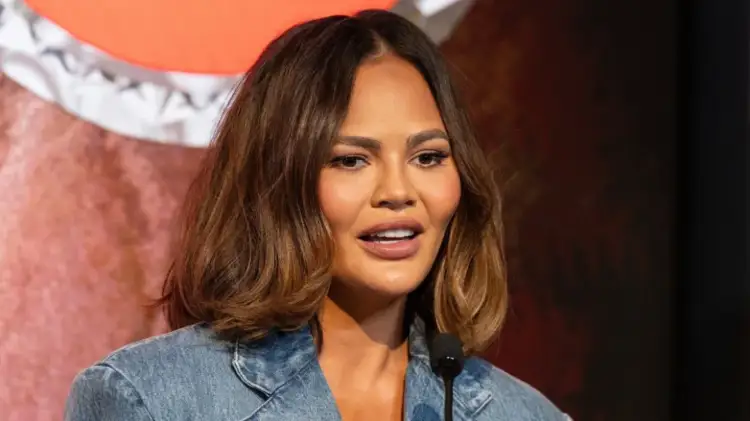 Chrissy Teigen zbulon se iu rikthye alkoolit pas betejës me detoksifikimin