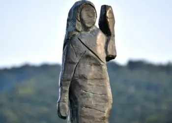 Mister në Slloveni, zhduket statuja e Melania Trump