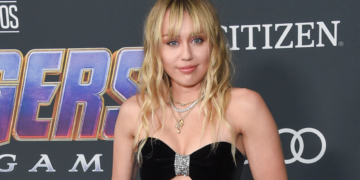 Miley Cyrus foli për problemin shëndetësor dhe varësinë ndaj alkoolit dhe drogës