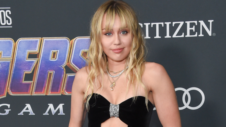 Miley Cyrus foli për problemin shëndetësor dhe varësinë ndaj alkoolit dhe drogës