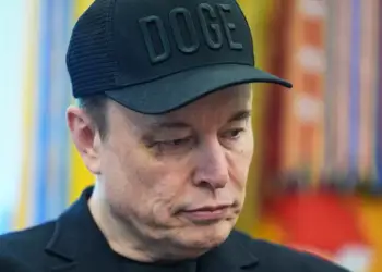 Musk shfaqet me sy të nxirë në konferencën e lamtumirës për shtyp me Trump