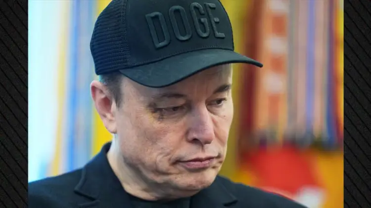 Musk shfaqet me sy të nxirë në konferencën e lamtumirës për shtyp me Trump