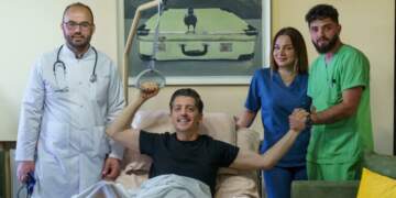 Aktori shqiptar flet pas aksidentit: Shëndeti po vjen, humori s’më ka lënë kurrë!”