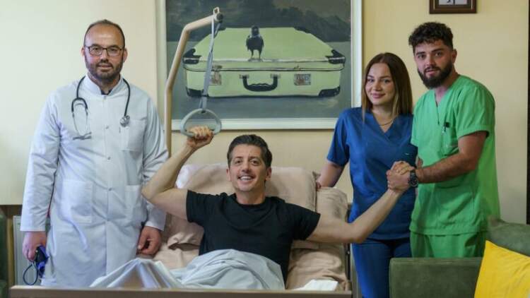 Aktori shqiptar flet pas aksidentit: Shëndeti po vjen, humori s’më ka lënë kurrë!”