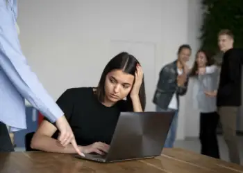 Si të përballeni me një shef që përpiqet vazhdimisht t’ju kontrollojë në punë