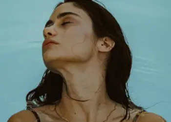 Njollat e errëta në lëkurë: Çfarë janë dhe si t’i trajtojmë në mënyrë efektive?