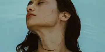 Njollat e errëta në lëkurë: Çfarë janë dhe si t’i trajtojmë në mënyrë efektive?