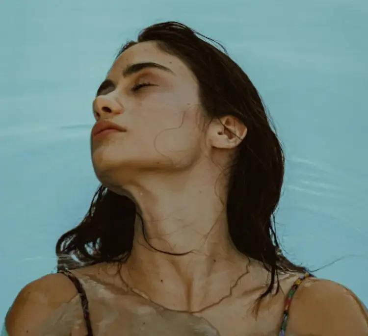 Njollat e errëta në lëkurë: Çfarë janë dhe si t’i trajtojmë në mënyrë efektive?