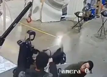 VIDEO/ Roboti në një fabrikë kineze sulmon operatorët e saj