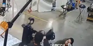 VIDEO/ Roboti në një fabrikë kineze sulmon operatorët e saj