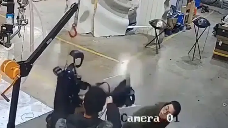 VIDEO/ Roboti në një fabrikë kineze sulmon operatorët e saj