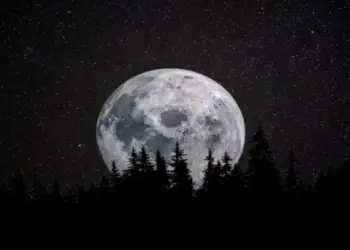 Fotografia që shkaktoi kaos: Tregon distancën reale midis Tokës dhe Hënës