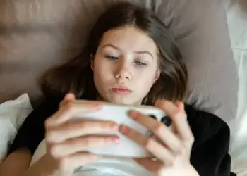 Zakoni që i bën adoleshentët të shqetësohen brenda dy orësh