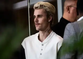 “Mos pi duhan para fëmijës tënd”/ Bieber shkakton reagime të ashpra me fotot e reja