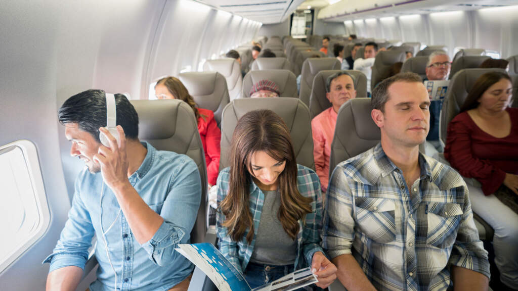 Masa e re: 70 euro gjobë kush ngrihet në këmbë para se të ulet avioni
